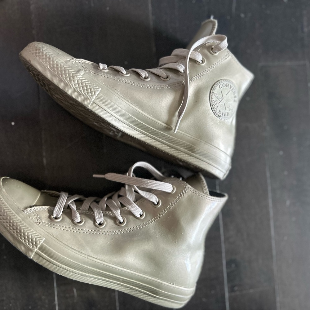 Converse High-Top monochrome Sneakers in Gold